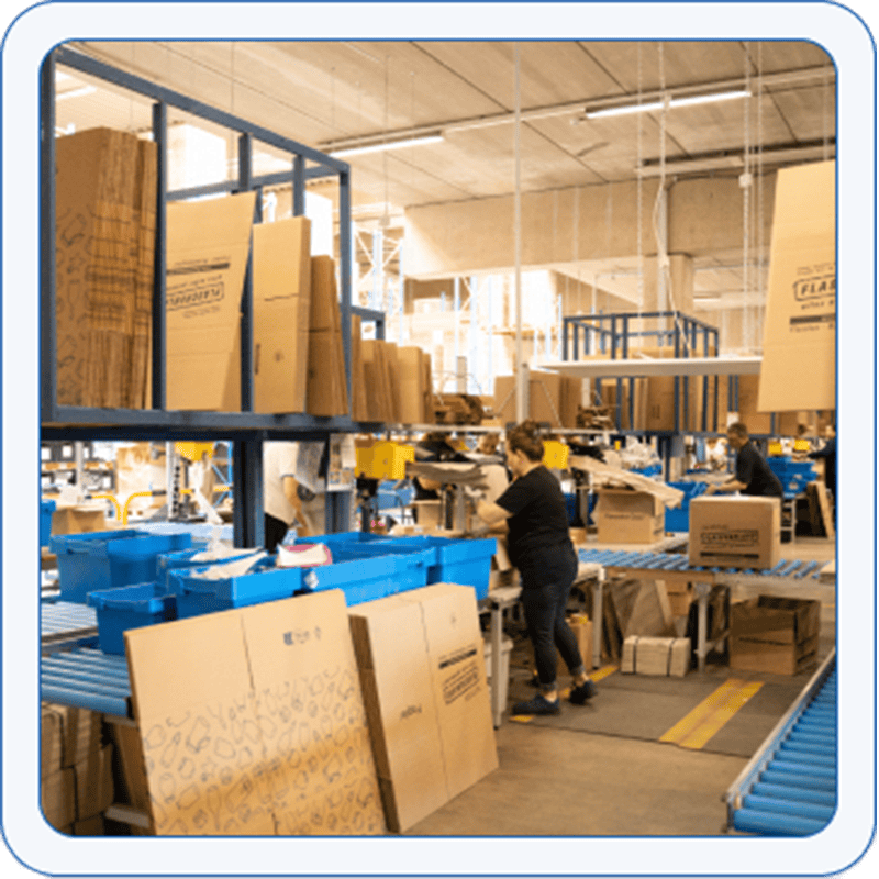 Femeie prietenoasă în transporturile de ambalare logistică