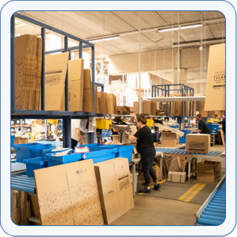 Femeie prietenoasă în transporturile de ambalare logistică