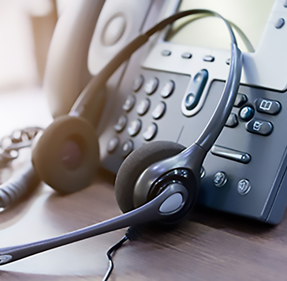 Starea de serviciu pentru clienți: telefon cu căști înclinate